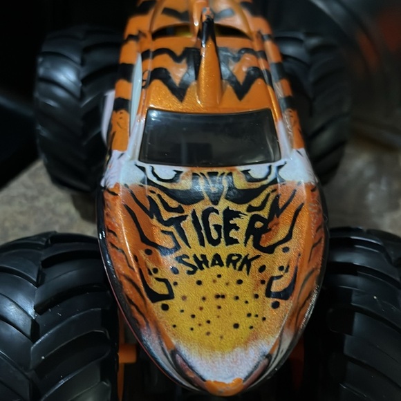 ❤️ Hot Wheels Tiger Shark Monster Truck - Picture 4 of 5
